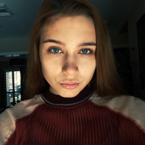 Meet your Posher ⚡️Leah⚡️ - Picture 2 of 8